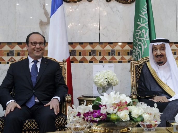 French President Francois Hollande (L) poses with Saudi Arabia's King Salman before a dinner at the Royal Palace in Riyadh, Saudi Arabia, 04 May 2015. Hollande is the guest of honor of the Gulf cooperation council summit in Riyadh, where security issues in the region are going to be discussed. EPA/CHRISTOPHE ENA/POOL MAXPPP OUT