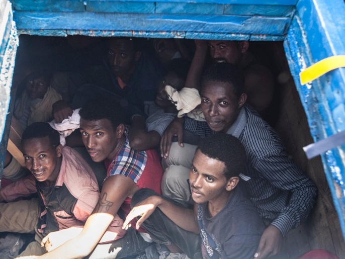 المهربون يستغلون مآسي المهاجرين ويرغمونهم على المغادرة في سفن متهالكة (رويترز)
