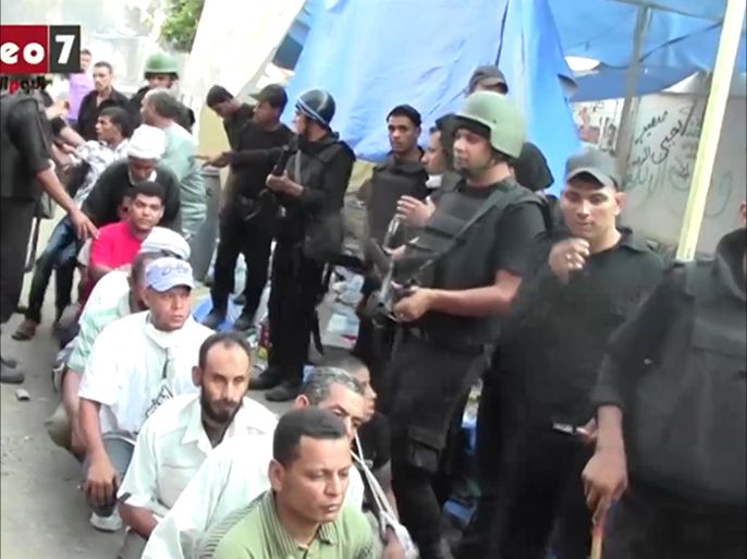 تعرض المعتقلين أثناء فض اعتصام رابعة للتعذيب