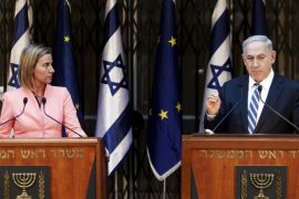 Israeli Prime Minister Benjamin Netanyahu (R) and European Union foreign policy chief Federica Mogherini address the media after their meeting in Jerusalem May 20, 2015. Netanyahu renewed his commitment on Wednesday to a two-state solution of the Israeli-Palestinian conflict, after backtracking on that pledge during a heated campaign for a March election. REUTERS/Dan Balilty