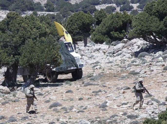 عناصر من حزب الله يمشطون إحدى التلال المحاذية للحدود اللبنانية في سوريا القلمون في مايو 25 2015