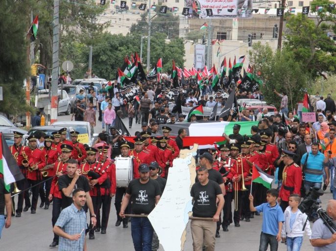 علم فلسطين وراية العودة بمساحة كبيرة خلال المسيرة المتجهة من مقر المقاطعة إلى وسط رام الله