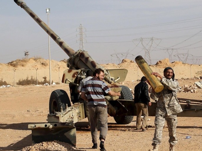 Libya Dawn fighters prepare to fire an artillery cannon at IS militants near Sirte March 19, 2015. REUTERS/Goran Tomasevic
