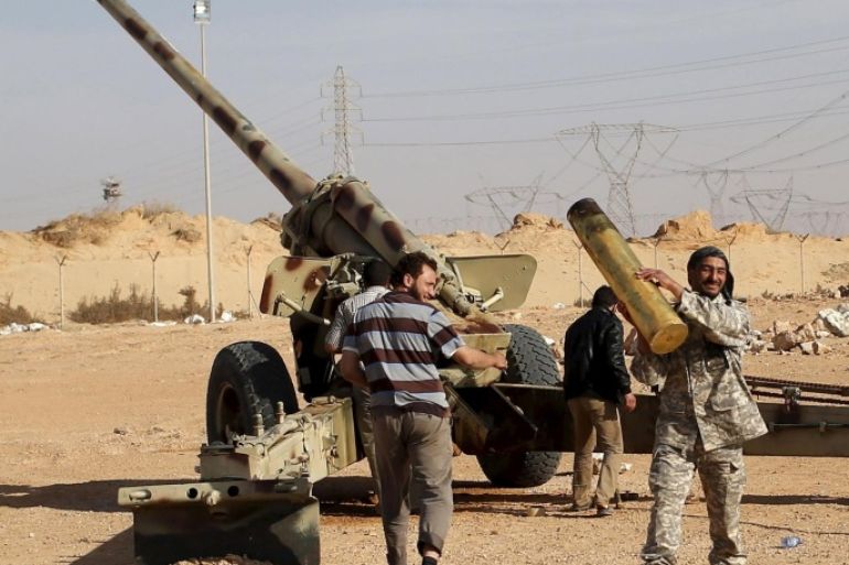 Libya Dawn fighters prepare to fire an artillery cannon at IS militants near Sirte March 19, 2015. REUTERS/Goran Tomasevic