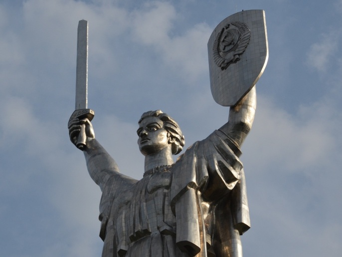 تمثال الوطن الأم في كييف الذي شيد بعد النصر في الحرب العالمية الثانية (الجزيرة نت)