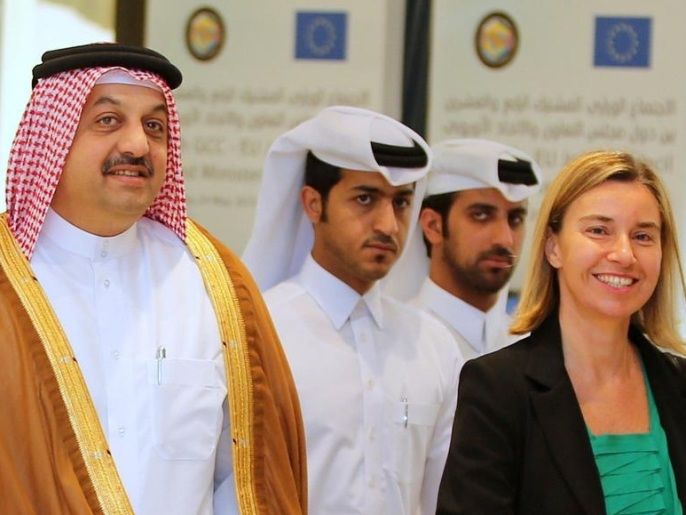 ‪وزير الخارجية القطري خالد العطية مع منسقة السياسة الخارجية للاتحاد الأوروبي فيديريكا موغيريني قبيل الاجتماع‬ (غيتي إيميجز)
