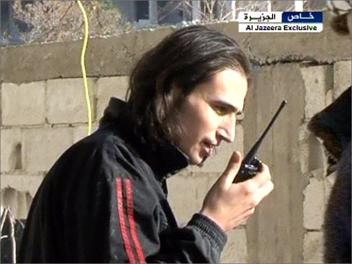 ‪وسائل الاتصال اللاسلكية تستخدم للتحذير من غارات قوات النظام‬  (الجزيرة)