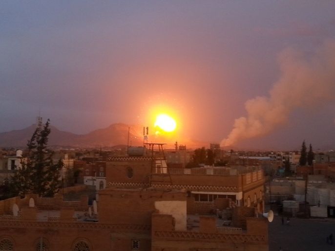 انفجارات ضخمة وكبيرة بعد قصف مخازن السلاح بجبل نقم شرق صنعاء