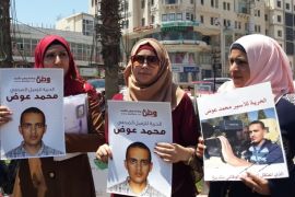 صحفيات فلسطينيات يحملن صورة الصحفي محمد عوض خلال تحرك احتجاجي على اعتقاله من قبل السلطة برام الله