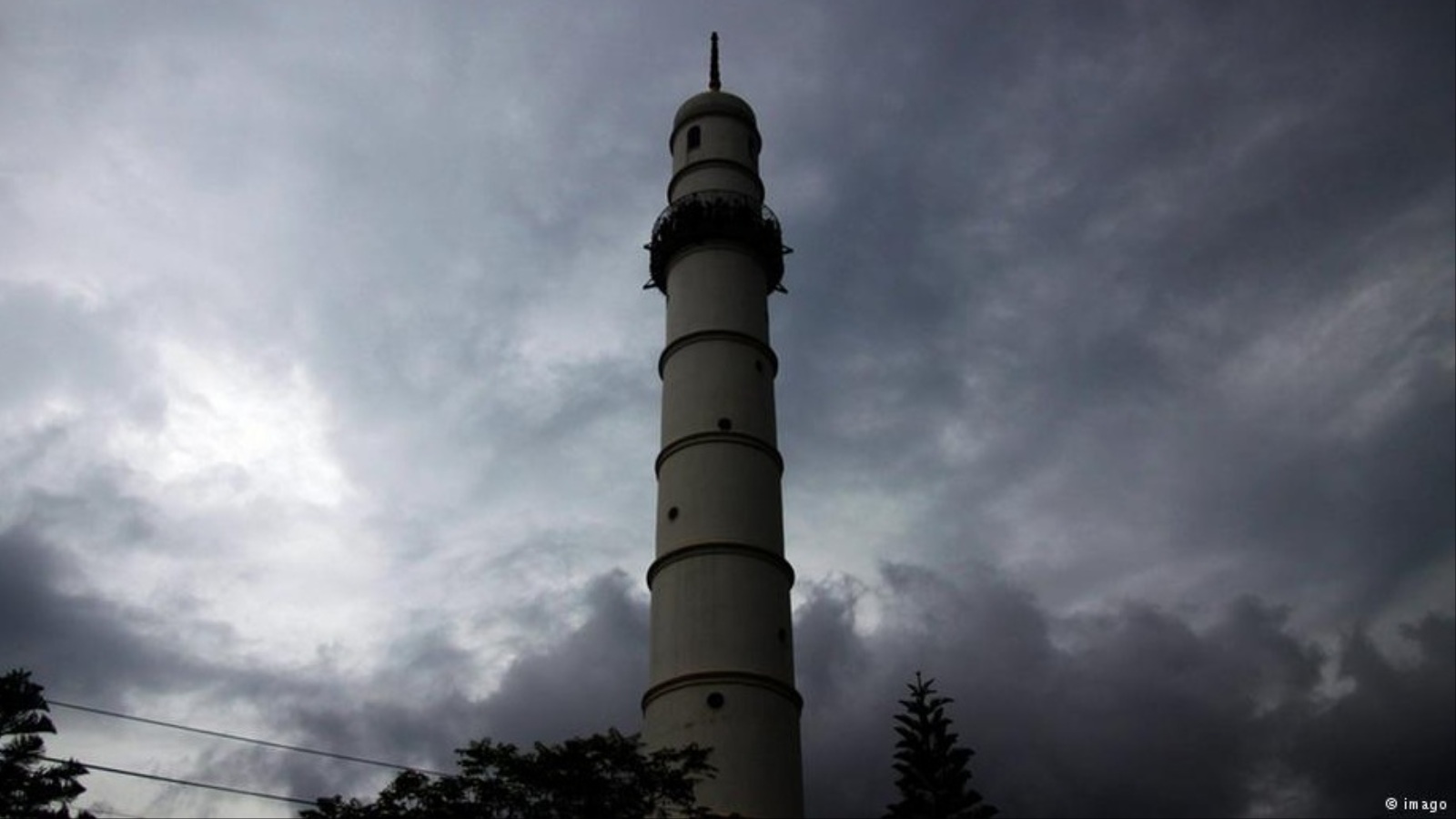 ‪برج دهاراهارا قبل الزلزال‬ (دويتشه فيلله)