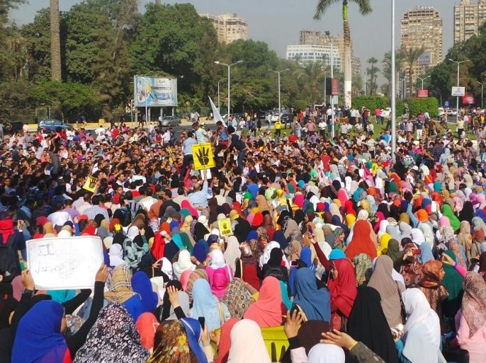 المئات من طلاب وأعضاء هيئة تدريس جامعة القاهرة في تظاهرة بميدان النهضة