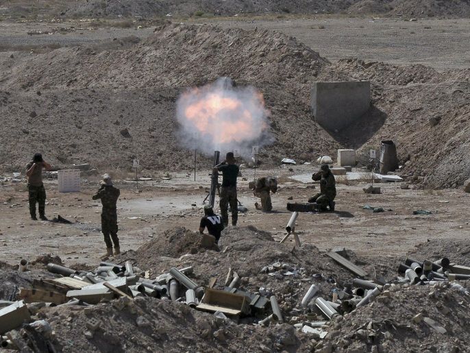 قوات من الجيش العراقي والحشد الشعبي تستهدف تنظيم الدولة بقذائف الهاون بضواحي الفلوجة قبل أيام (رويترز)