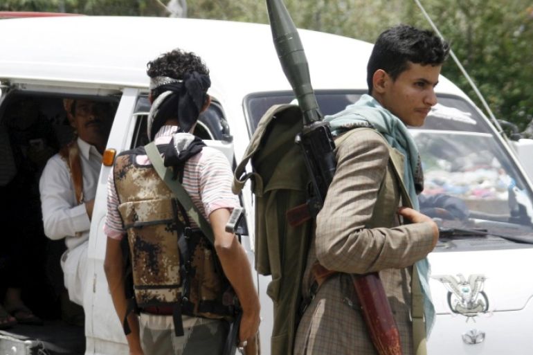 Fighters of the Popular Resistance Committees man a checkpoint in Yemen's southwestern city of Taiz May 14, 2015. REUTERS/Stringer
