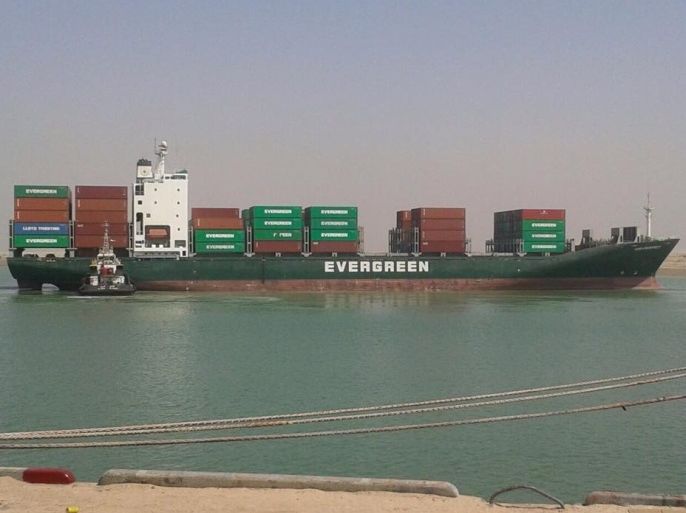 سفينة تجارية تمر قرب ميناء أم قصر في أقصى الجنوب العراقي