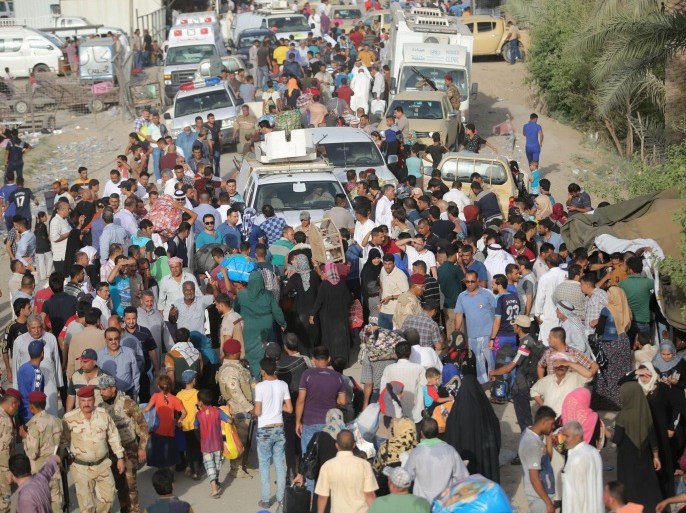 Displaced Sunni people, who fled the violence in the city of Ramadi, arrive at the outskirts of Baghdad, May 19, 2015. Iraqi security forces on Tuesday deployed tanks and artillery around Ramadi to confront Islamic State fighters who have captured the city in a major defeat for the Baghdad government and its Western backers. REUTERS/Stringer