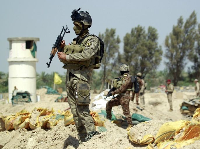 Iraqi government forces keep position in the Jurf al-Sakher area, some 50 kilometres south of Baghdad, to protect the area from further Islamic State (IS) group advancement, on May 24, 2015. Iraqi forces retook territory from IS group east of Ramadi on May 23, 2015, in their first counterattack since the jihadists' capture of the Anbar provincial capital a week earlier. AFP PHOTO / HAIDAR HAMDANI