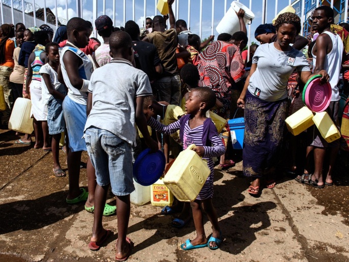 بورونديون يتزودون بالمياه في بوجومبورا بعد أن دمرت أنابيب المياه الرئيسية جراء المعارك التي دارت مؤخرا (غيتي)