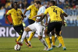 Argentina's Gonzalo Higuain (C) in action against Jamaica's Lance Laing (L) and Wes Morgan during the Copa America 2015 Group B soccer match between Argentina and Jamaica, at Estadio Sausalito in Vina del Mar, Chile, 20 June 2015.