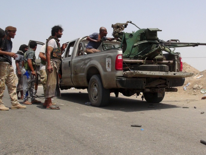 ‪(أسوشيتد برس)‬ مقاتلون من المقاومة الشعبية أثناء مواجهات مع جماعة الحوثي في عدن قبل يومين