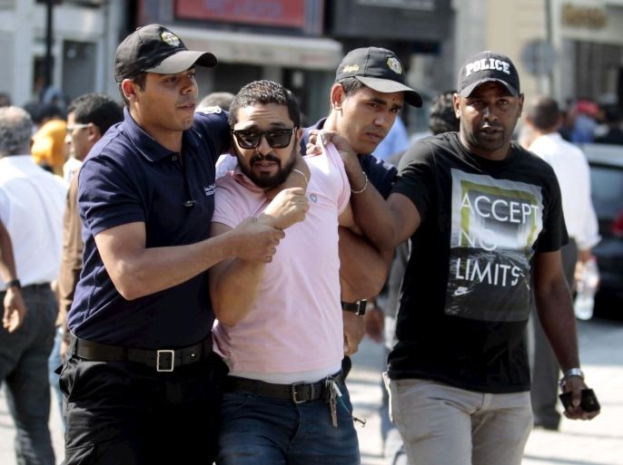 Riot police detain a protester during a demonstration demanding greater transparency of the oil sector at Habib Bourguiba Avenue in Tunis, Tunisia June 6, 2015. REUTERS/Zoubeir Souissi