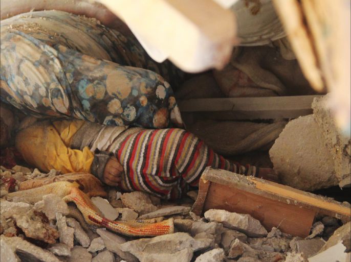 احتضنت طفلها ظناً منها أنها ستحميه من براميل الموت، صورة من مدينة تل رفعت بريف حلب