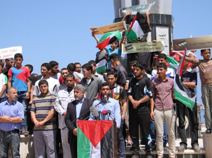 عشرات من المتظاهرين الذين تظاهروا اليوم الأربعاء 10-6-2015 في ميناء غزة في اطار الاستعدادات لاستقبال أطول الحرية 3 وأيضا المطالبة بفتح ممر مائي لغزة، بدعوة من هيئة الحراك الوطني لكسر الحصار وإعادة الإعمار.