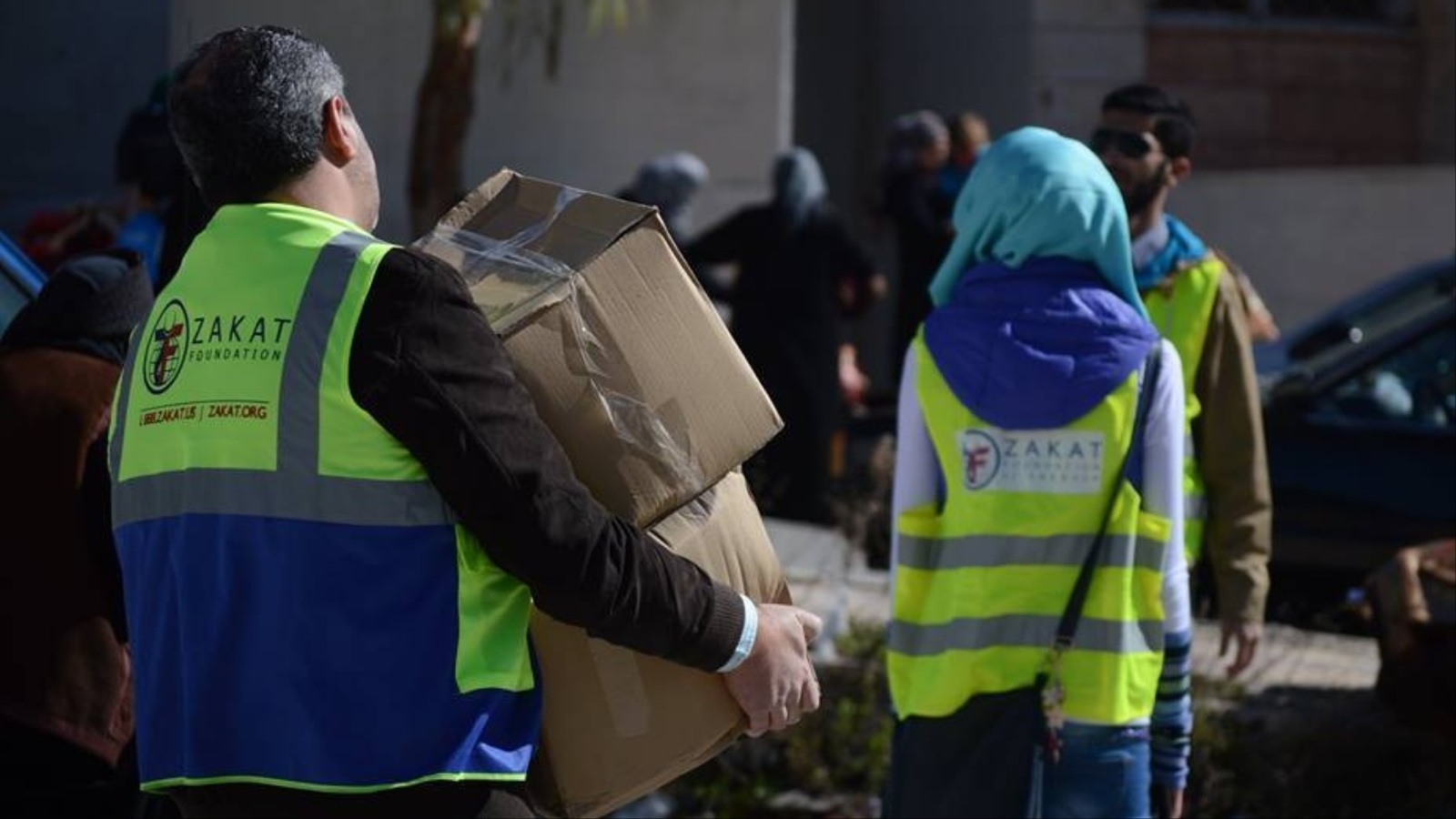 مؤسسة زكاة الأميركية توزع المساعدات على اللاجئين السوريين بالأردن (الجزيرة)