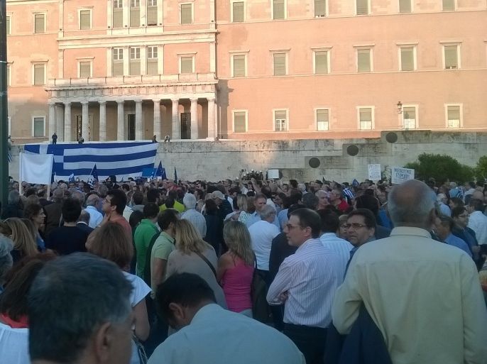 جموع من مؤيدي المعارضة اليونانية تتظاهر أمام البرلمان اليوناني لإبداء معارضتها لسياسة الحكومة
