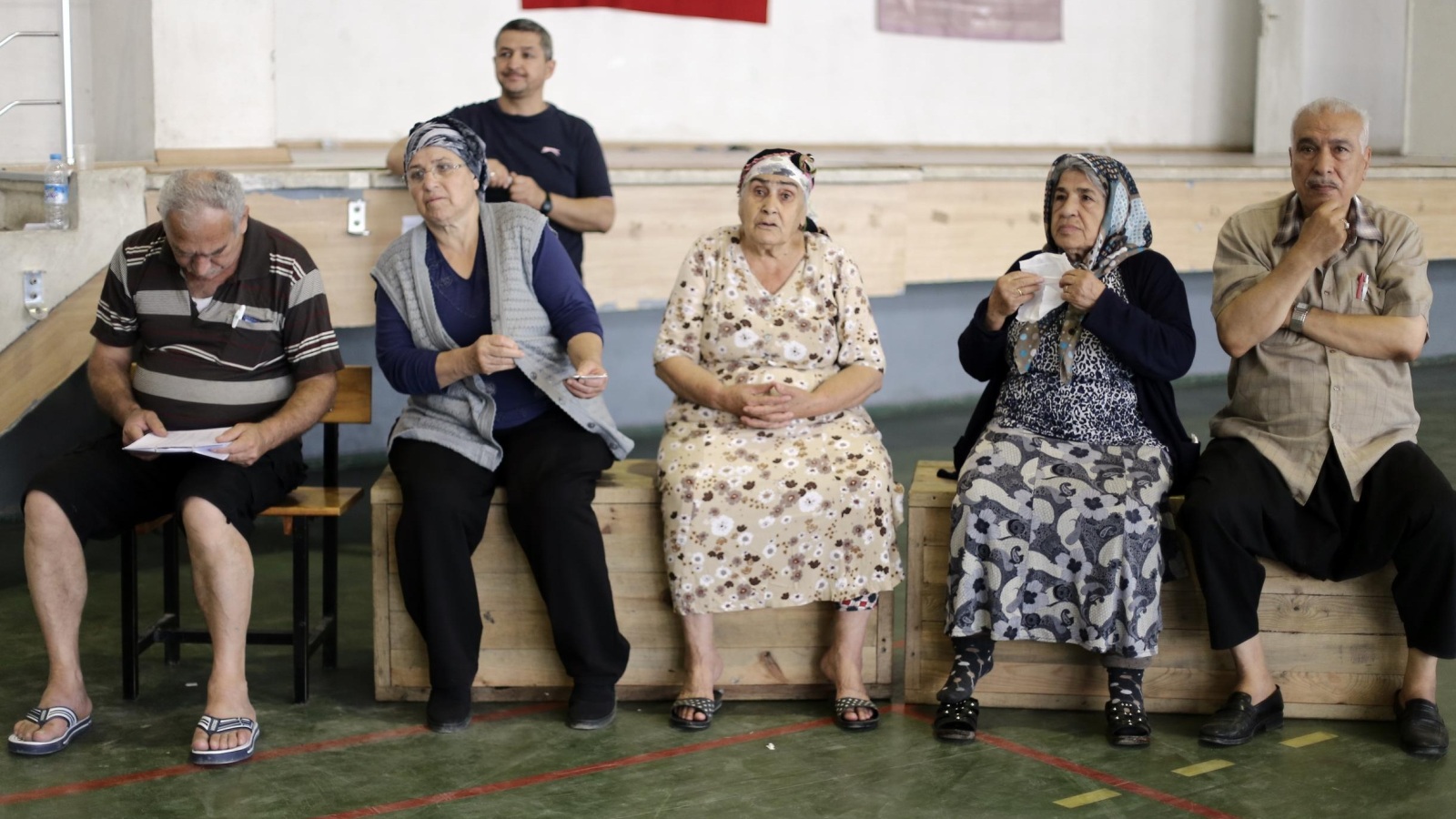 ‪جانب من إقبال المسنين الأتراك على مكاتب التصويت‬ (غيتي)
