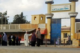 أهالي معتقلين بدأ الزيارة أمام بوابة أحد السجون المصرية