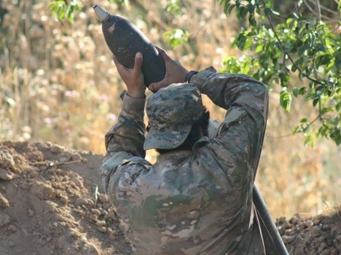 أحد مقاتلي جيش الفتح يقصف مواقع قوات النظام في بسنقول بريف إدلب الغربي