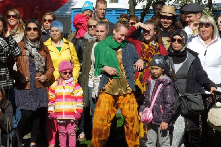 سيدات محجبات تشارك في احدى فعاليات مهرجان ايام الثقافات في هلسنكي، هلسنكي
