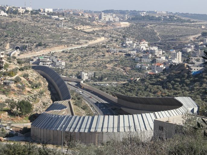 الجدار العازل جنوب القدس يلتهم أراض من بلدة بيت جالا وبيت لحم