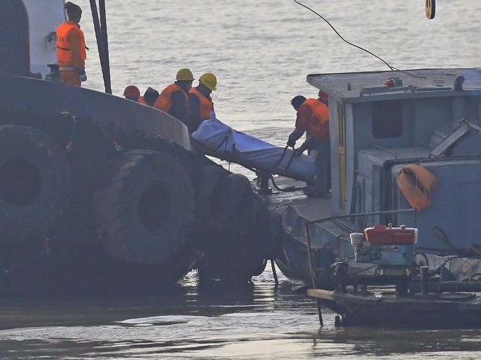Rescue workers transport a body on a tug boat that sank in the Yangtze River, near Jingjiang, Jiangsu province January 17, 2015. A search and rescue operation was still under way after the boat capsized on January 15, leaving 22 people missing, including foreigners. REUTERS/Aly Song (CHINA - Tags: DISASTER TRANSPORT)