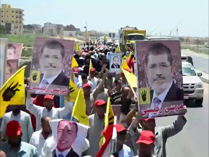 مظاهرة في كفر الشيخ بمصر احتجاجا على أحكام بإعدام مرسي رفع المنددون صور مرسي وشارات رابعة العدوية