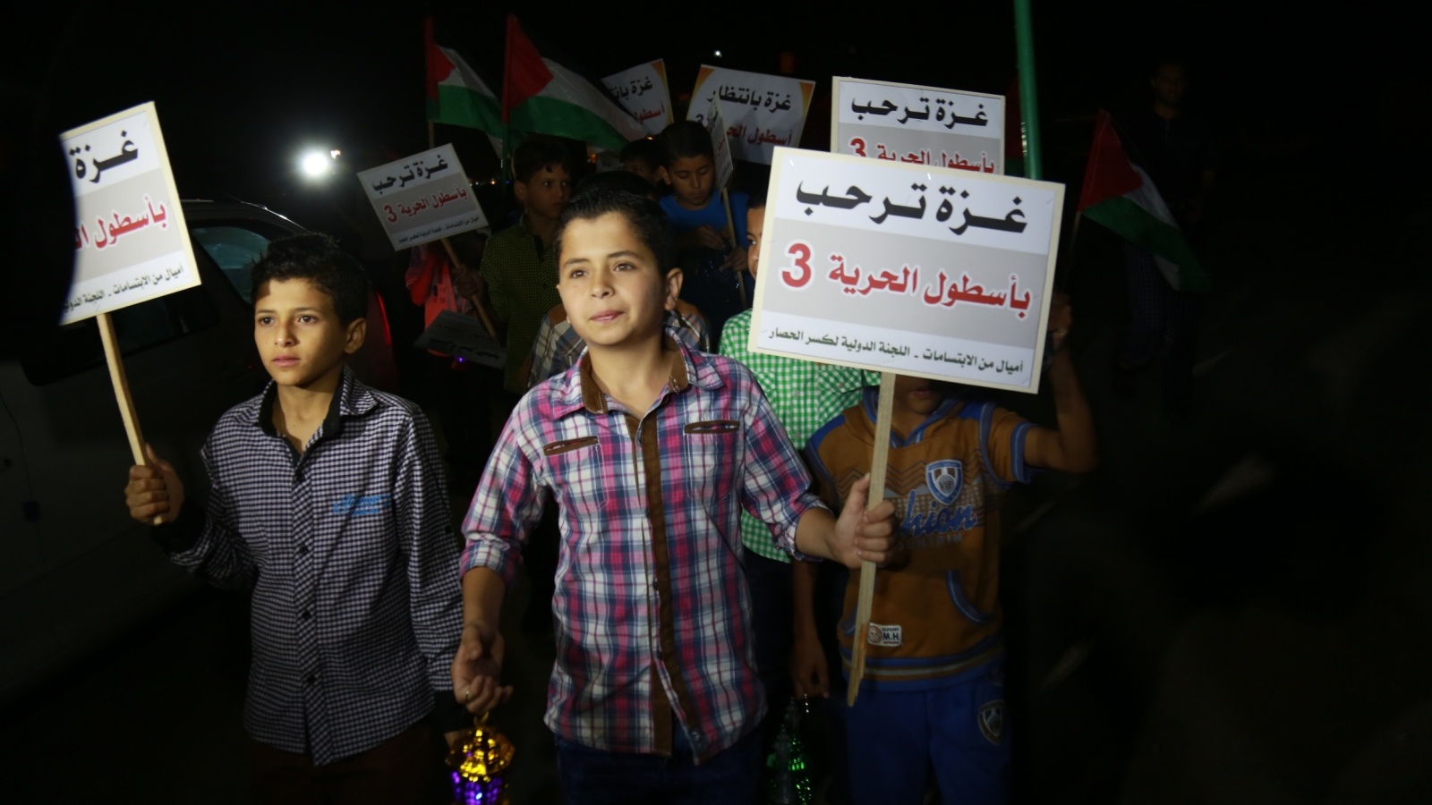 أطفال غزة يرفعون الشعارات المرحبة بأسطول الحرية 3(الجزيرة نت)