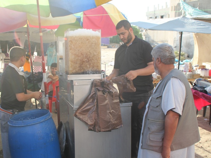 ‪بيع الخروب يشهد إقبالاً من المواطنين في غزة‬  (الجزيرة نت)