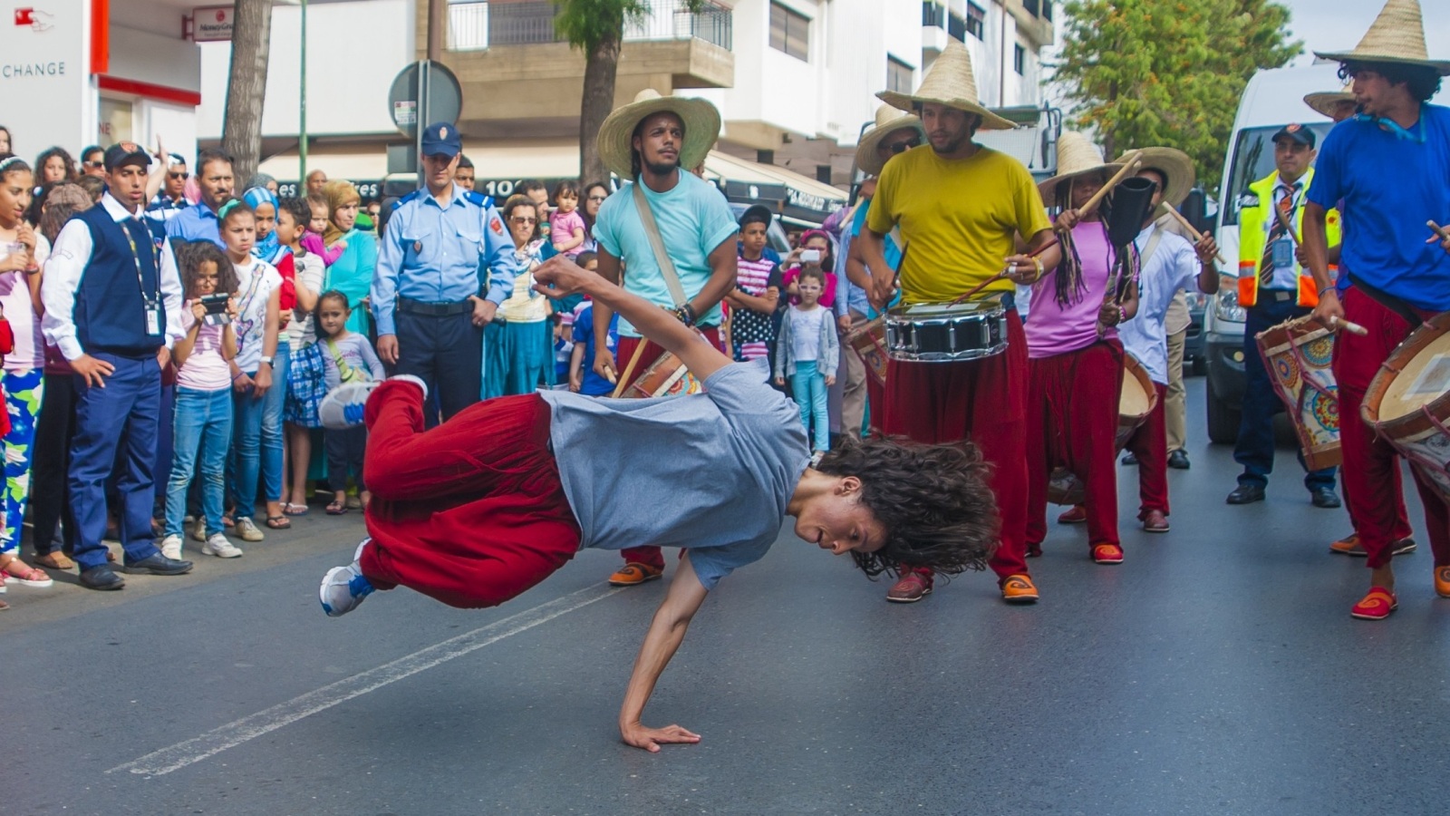 ‪فرقة مغربية تقدم عرضا في شوارع الرباط بمهرجان موازين‬ (الأناضول)
