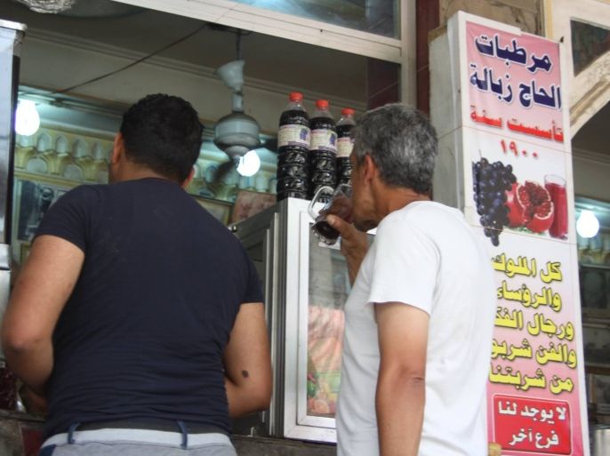الزبائن عند محل بيع الزبيب وسط بغداد