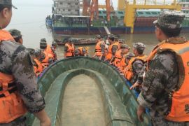 Rescuers move boats into the Yangtze River to search for missing passengers of a capsized tourist ship in Jianli, Hubei province, China, 02 June 2015. A passenger ship with more than 450 people on board has sunk in China's Yangtze River during a heavy storm, Chinese state media reported. More than ten hours after it went down, about 30 of the 458 people on board have been rescued, reports said, including the captain and the chief engineer. EPA/YUAN ZHENG CHINA OUT