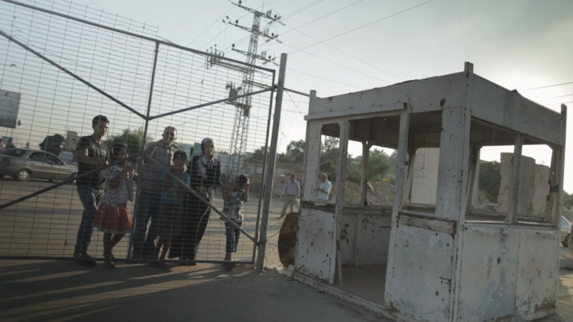 مسافرون يتنقلون تحت إجراءات أمنية معقدة عبر معبر ايريز- غزة