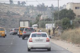 قوات الاحتلال تنصب حاجز طيارا - متنقلا- جنوب نابلس ضمن تشديدات اسرائيلية تشهدها مدن الضفة الغربية وقراها وتقوم بتفتيش المركبات
