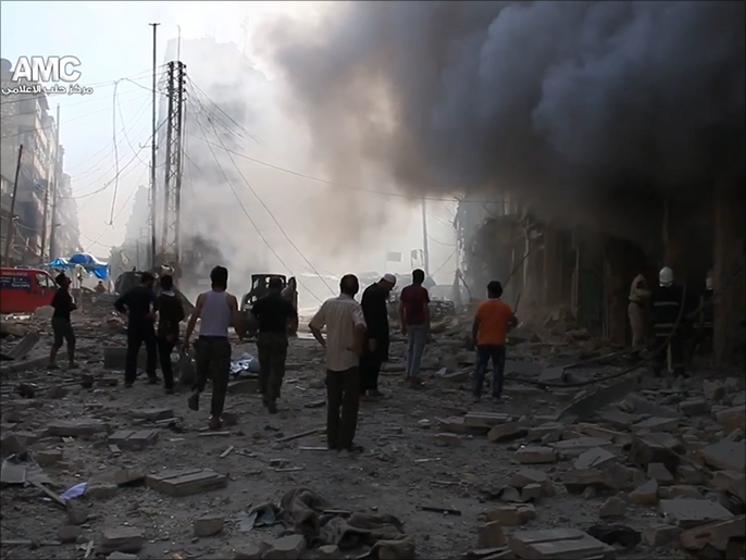 ‪اللحظات الأولى للقصف الجوي على أحد أحياء حلب قبل أيام‬ (ناشطون)