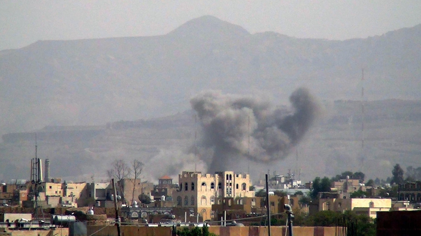 ‪واحدة من الغارات التي استهدفت مواقع عسكرية في العاصمة اليمنية‬ (غيتي)
