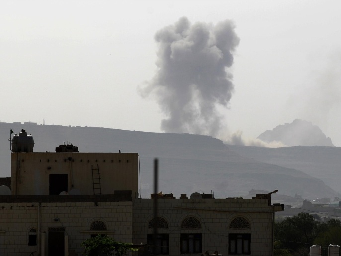 ‪دخان متصاعد من مخزن للأسلحة بصنعاء استهدفته غارات التحالف العربي‬ (غيتي/الفرنسية)