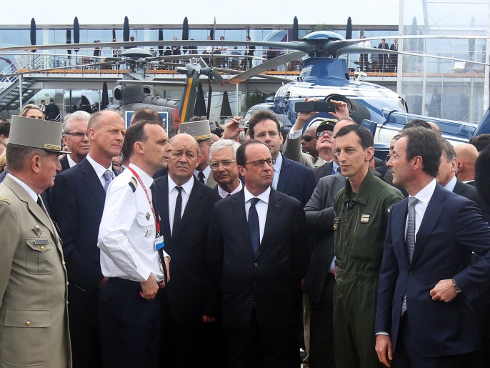 ‪الرئيس الفرنسي لدى افتتاح معرض باريس الجوي‬ (الفرنسية/غيتي)