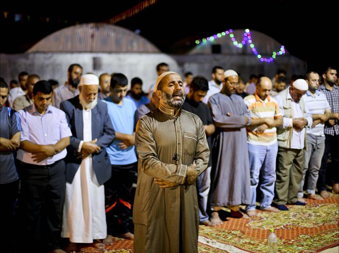 غزّيون يصلون التراويح في خيام نُصبت على أنقاض المساجد المدمّرة