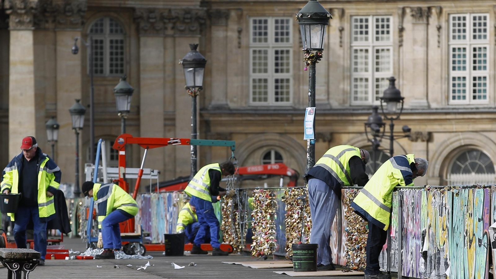‪عمال بلدية باريس يزيلون 