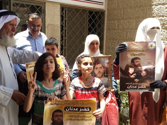 رام الله فلسطين حزيران 2015 عائلة الأسير خضر عدنان بعد يوم واحد من إنهاء إضرابه والاتفاق على الإفراج