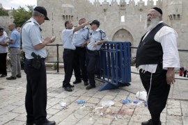 Israeli police examine the site of a stabbing attack carried out by an 18-year-old Palestinian on an Israeli border policeman on June 21, 2015, at the Damascus Gate outside the old city of Jerusalem. A Palestinian stabbed an Israeli border policeman critically wounding him, with the officer managing to shoot his attacker, leaving him in critical condition. AFP PHOTO/AHMAD GHARABLI